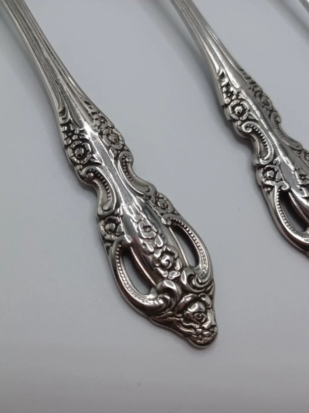 Oneida Renoir-Pembrooke Stainless Flatware Set of 4 Oval Soup Spoons S.S.S.